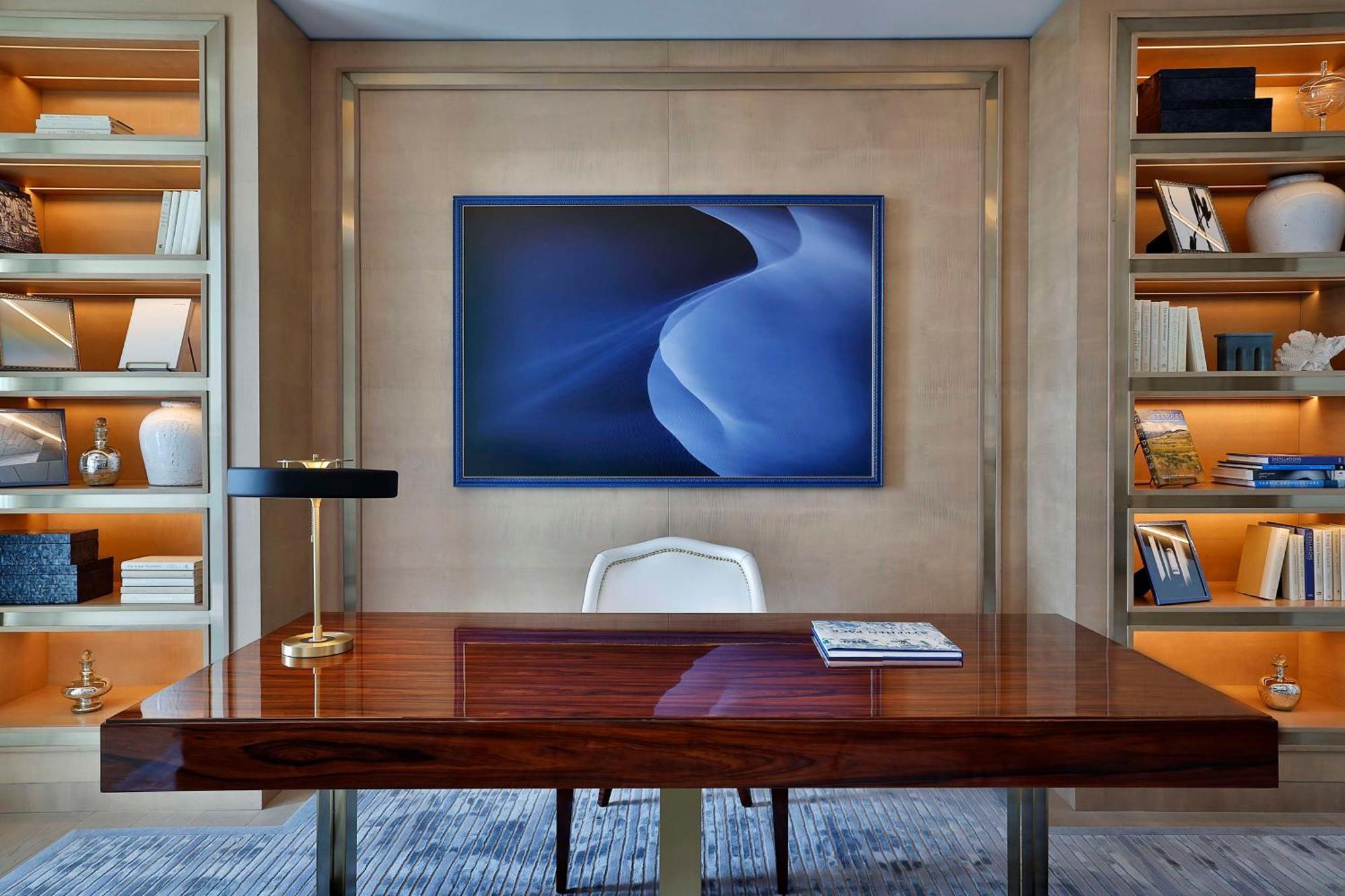 Waldorf Astoria Doha Lusail Luaran gambar A work space in a suite at The Ritz-Carlton, Boston