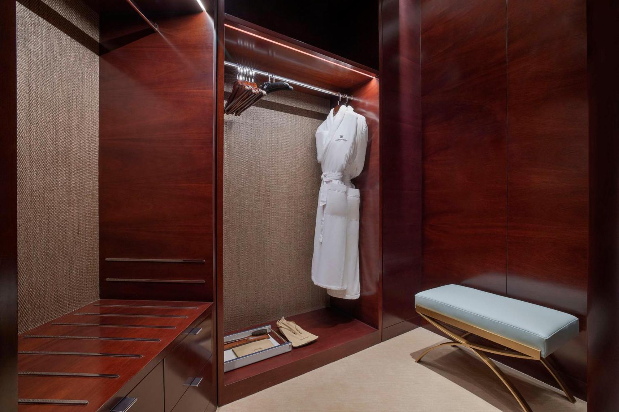 Waldorf Astoria Doha Lusail Luaran gambar A bathrobe in a hotel room